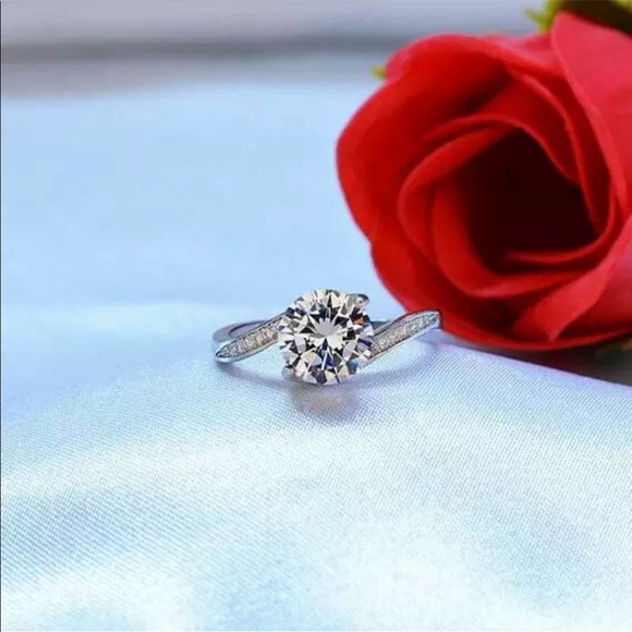 New 925 Silver Beautiful Round Cut Sapphire Ring - Picture 2 of 3